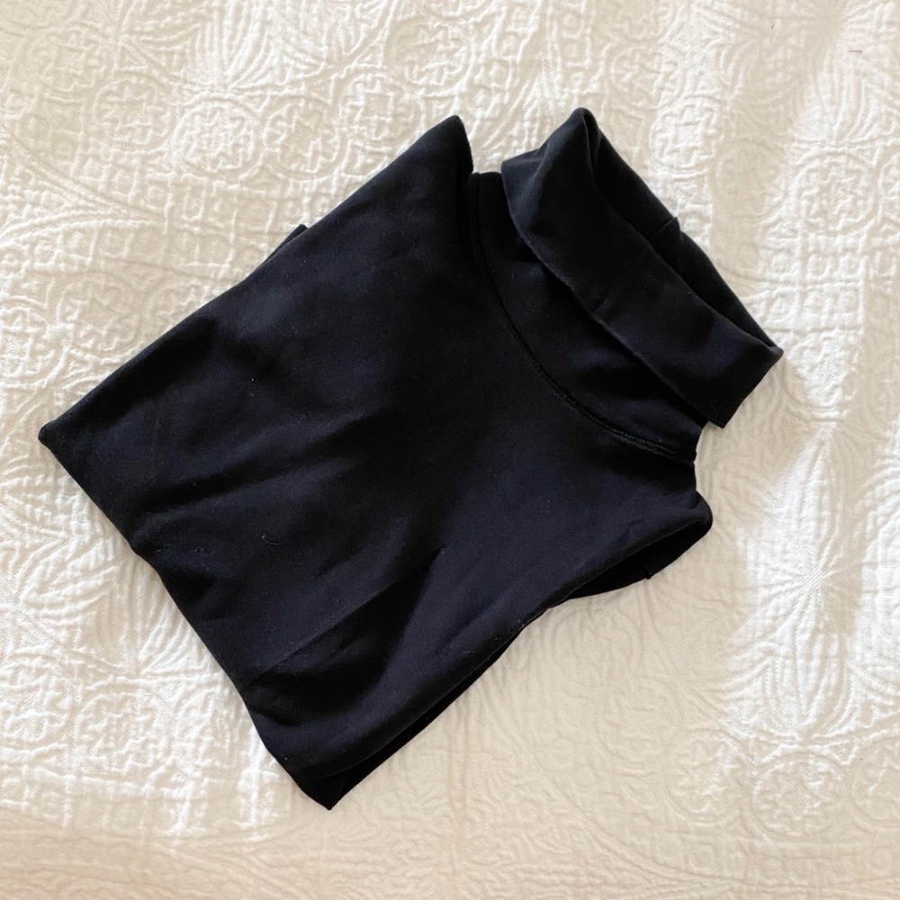 quarter sleeve, black turtleneck